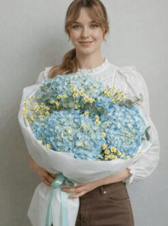 Букет из трех голубых гортензий и ромашек